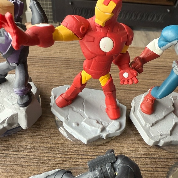 Marvel Red and Blue Action Figures Playset - Picture 7 of 8